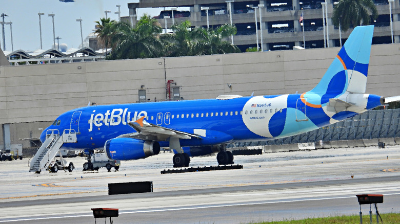 A JetBlue Airbus A320 at Fort Lauderdale-Hollywood Airport with a mobile staircase attached