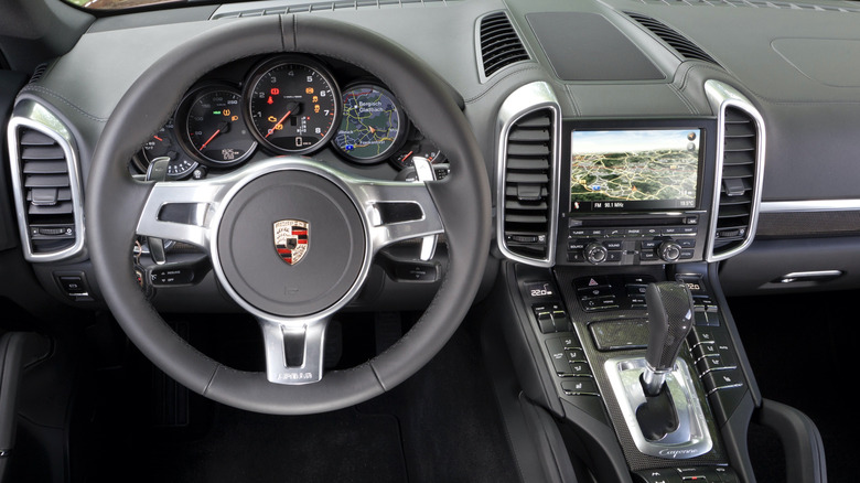 The interior of a second-generation (92A) Porsche Cayenne.