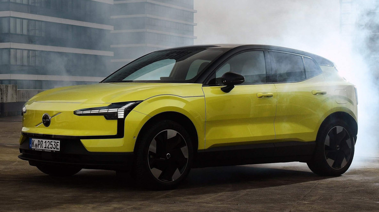 Volvo EX30 front 3/4 yellow