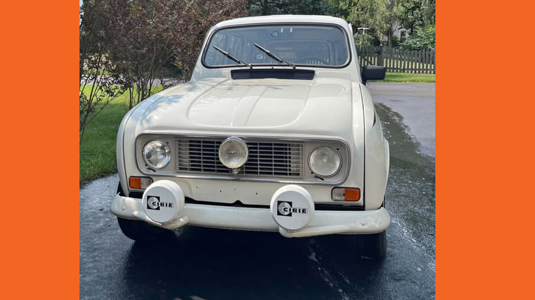 A white R4 Savane