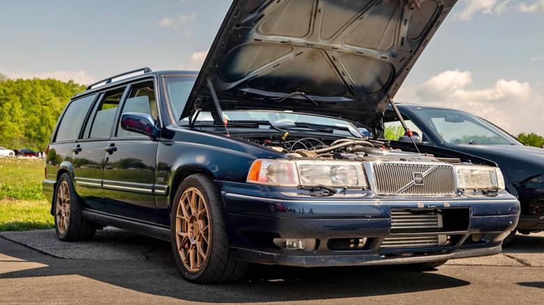 A blue Volvo S90 on gold wheels