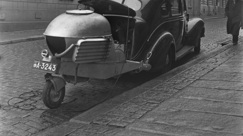 A vehicle fitted with a gazogènes trailer.