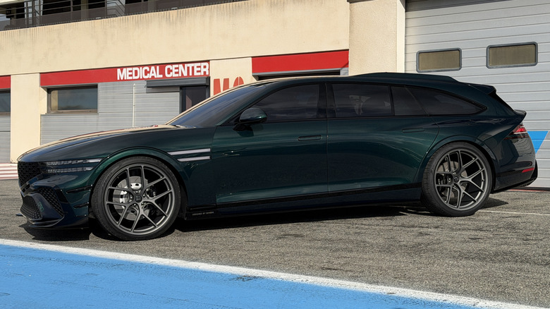 Side view of the Genesis G90 Magma Wingback concept