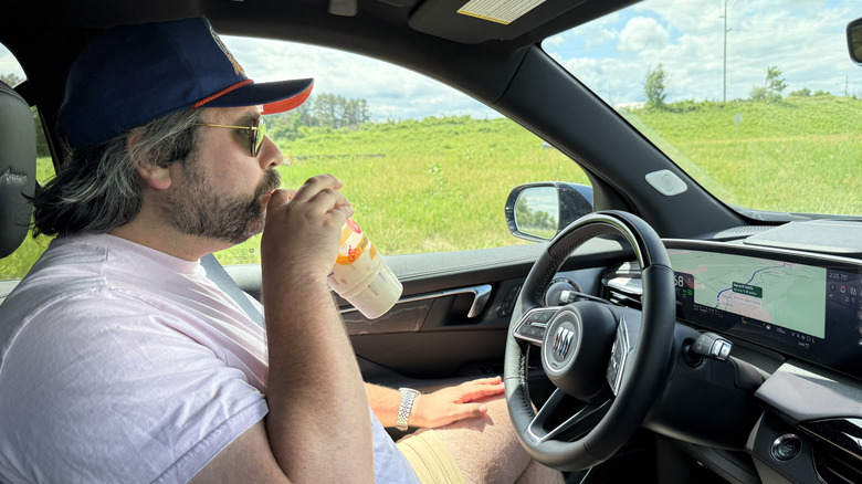 Andy Kalmowitz using GM's Super Cruise in a Buick Enclave