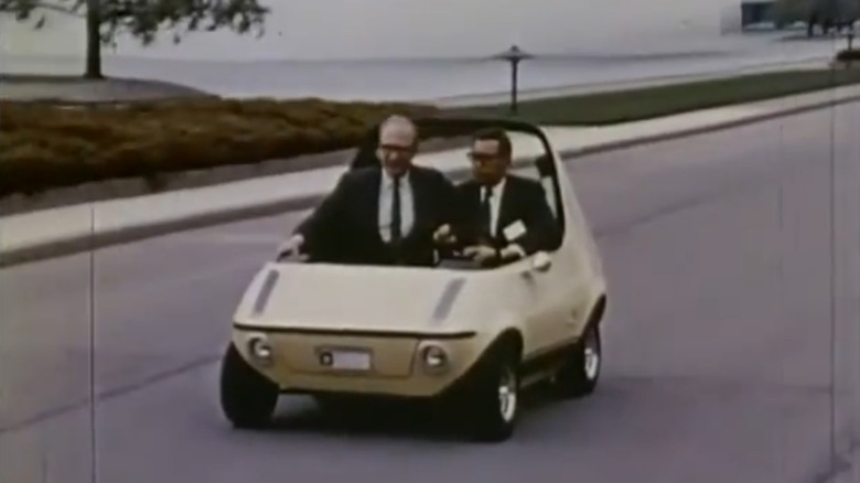 GM execs driving in the GM XP 512G concept car