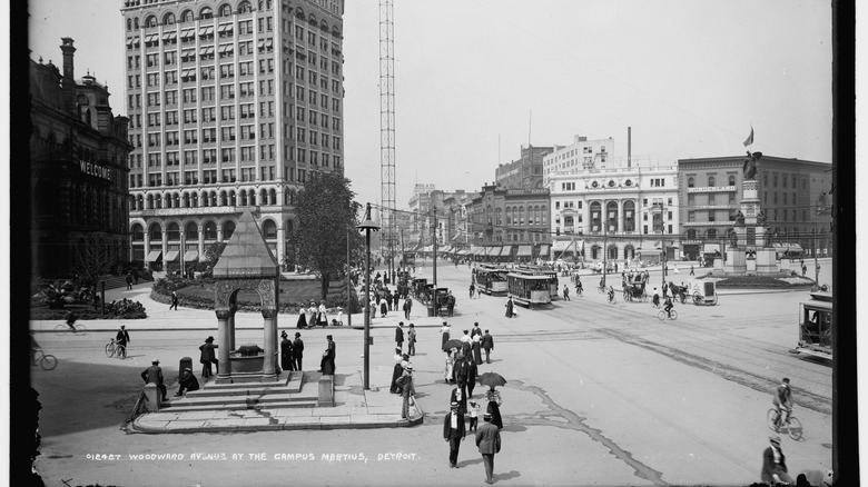 Image of Detroit on woodward avenue from 1900