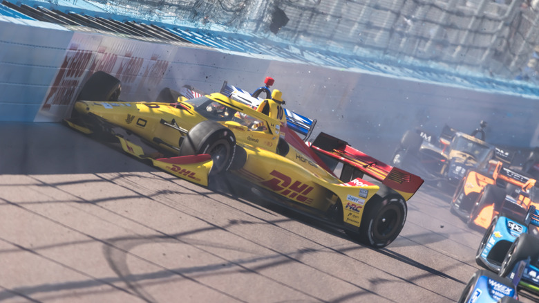 Alex Palou crashes at Phoenix