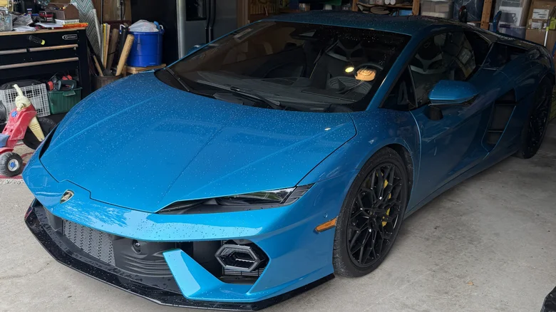 Тук, в гаража на моя свекър, просто пробвах този нов Lamborghini. Забавно е да шофираш в североизточните хълмове на Пенсилвания. Но знаете ли какво харесвам повече от материалните неща? ЗНАНИЕ