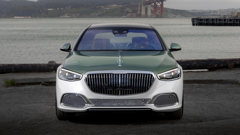 A front view of the silver and green 2026 Mercedes-Maybach S 680 4Matic Edition Emerald Isle