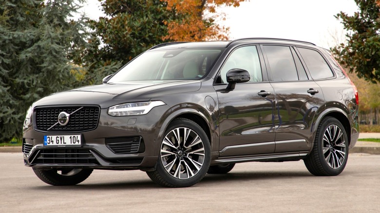 A front-left side quarter of the 2021 Volvo XC90 Recharge