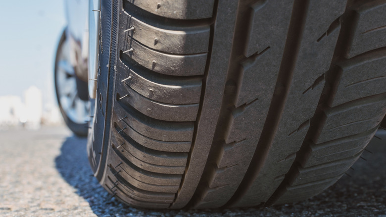 Sporty treads of a summer tire on a car