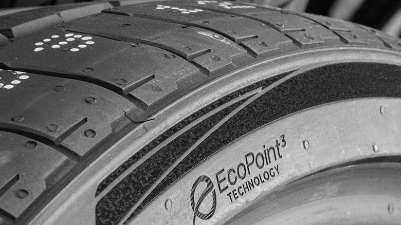 Sidewall and tread design of a Sailun low rolling resistance tire