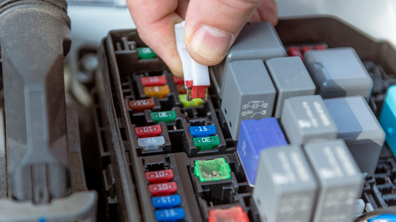 Here's How To Check And Replace Car Fuses Yourself