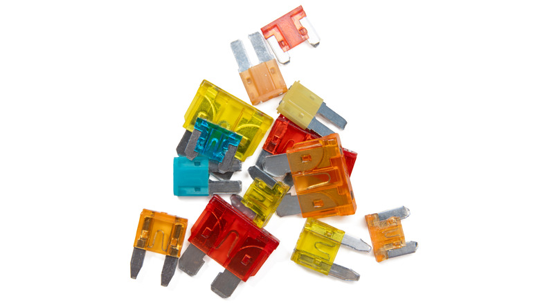 مجموعه ای از انواع فیوز خودرو