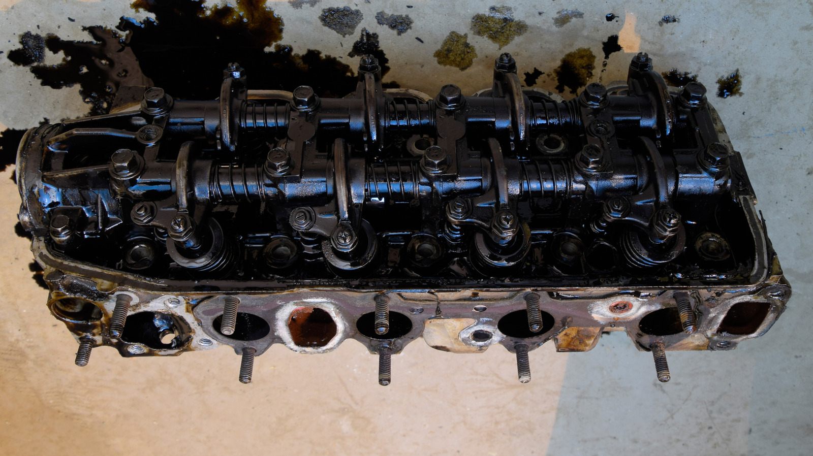 Here's How To Clean Your Engine Cylinder Heads At Home