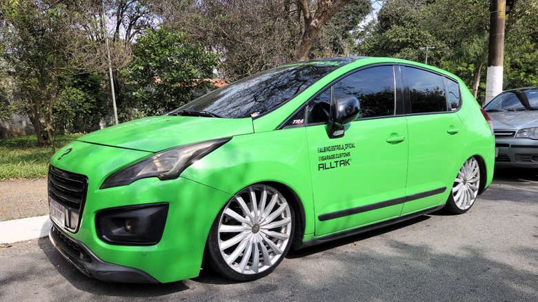 A lowered Pugeot SUV