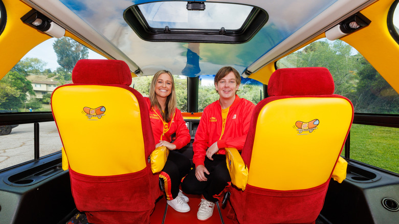 فضای داخلی Wienermobile با دو 