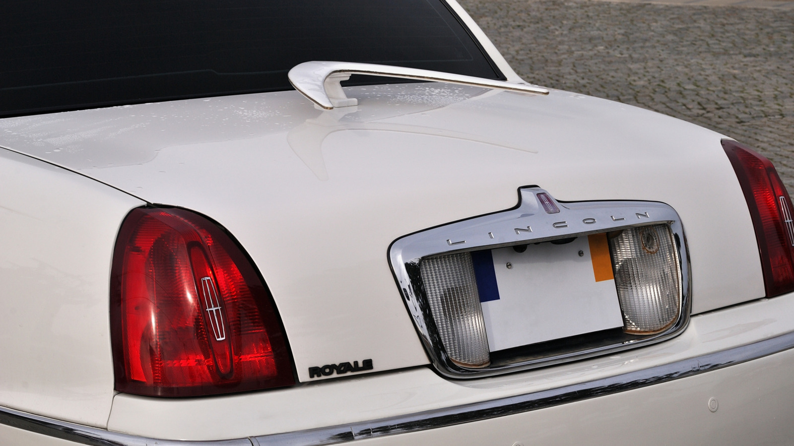 Here's What That Boomerang On The Back Of Old School Limos Was For