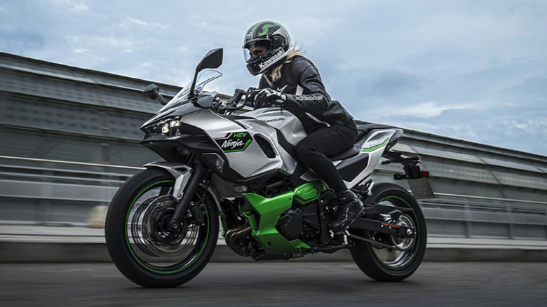 Kawasaki Ninja 7 Hybrid with a rider