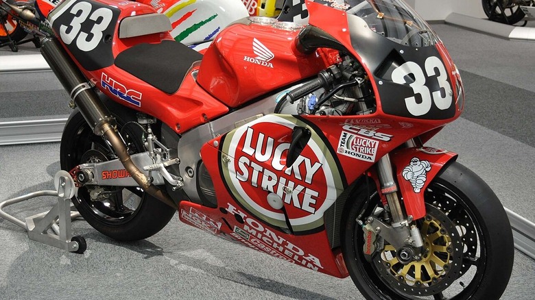 A inmaculate 1994 Honda RC45 parked indoors.