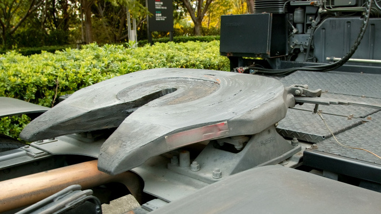 An image of a fifth wheel on a tractor trailer