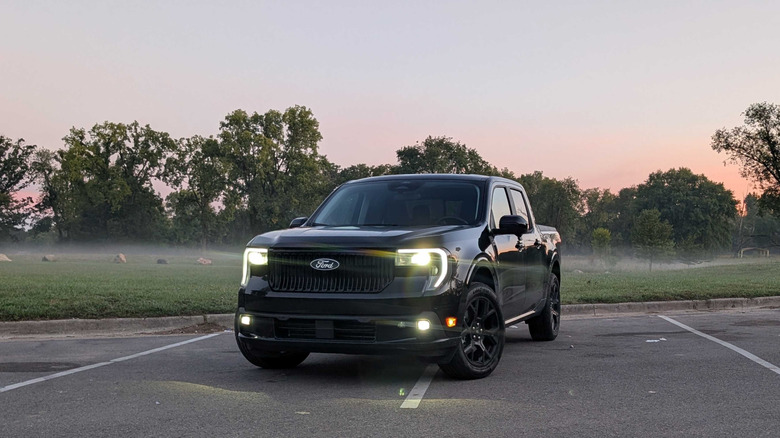 A black Ford Maverick Lobo parked in front of a misty field