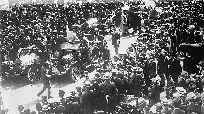 Cars and spectators line the streets of Cincinnati for the annual Glidden Tour.