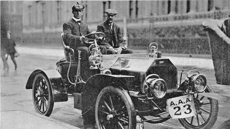 Driver E.H. Woods in his Napier 18 HP Popular at the 1905 Glidden Tour
