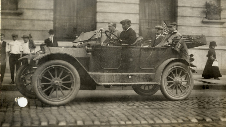 A Maxwell car at the Greenwald Hotel in New Orleans for the 1912 Glidden Tour