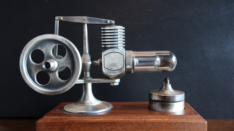 A Stirling engine with a horizontal cylinder.