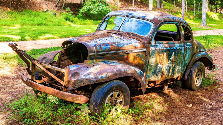 An old, rusty racecar on nan Occoneechee trails.
