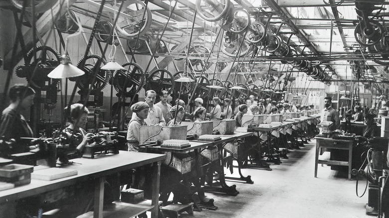 Workers building spark plugs in Bosch's factory in 1920