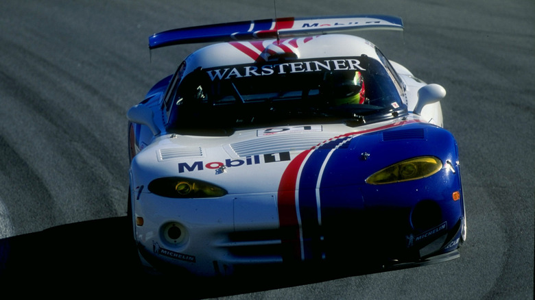 A Viper GTS-R during a motorsport championship in 1998