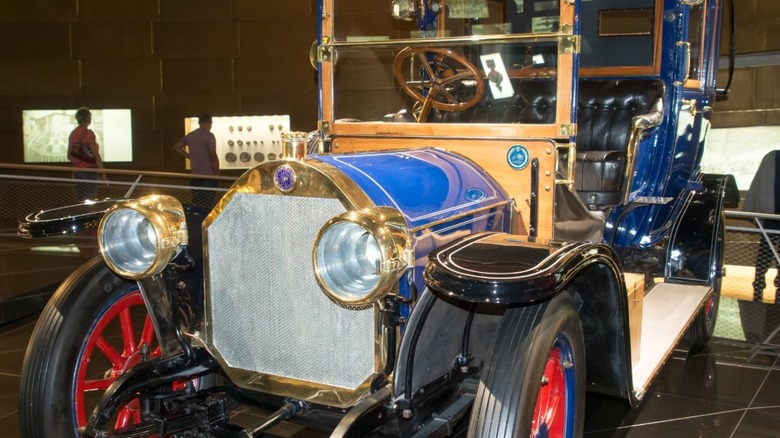 Front position of early Mercedes 35 PS pinch a front-mounted radiator