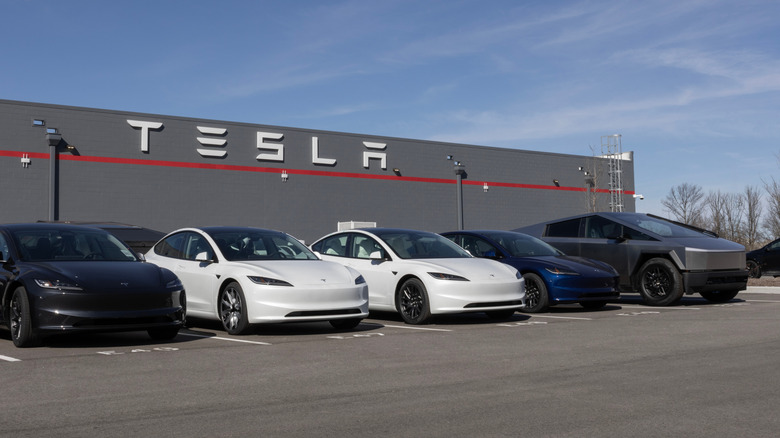 A photo of a Tesla Service Center with several cars parked out front