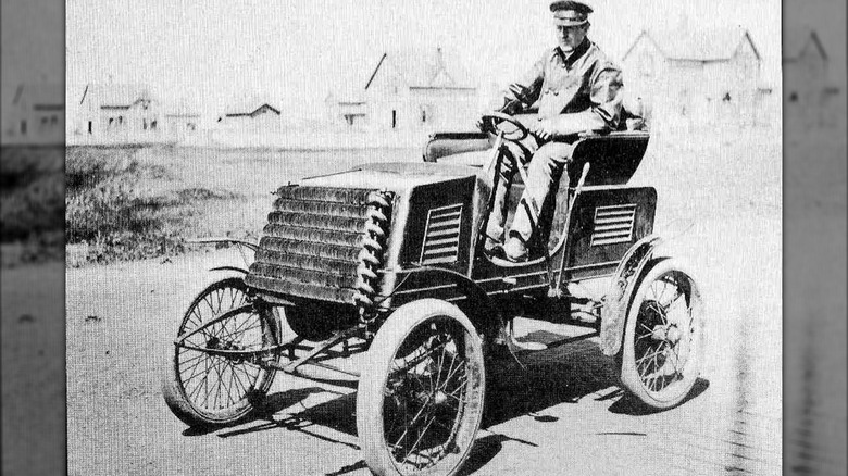 An old photo of a 1901 Rambler