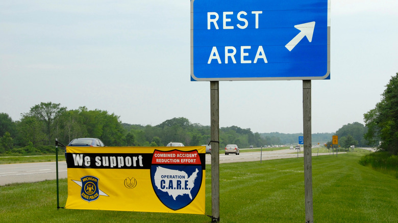 A sign indicating a rest area in Michigan