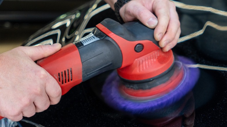 Polishing car with an orbital buffer