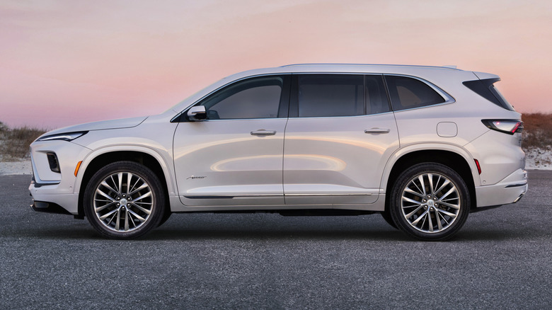 Side profile of the 2025 Buick Enclave Avenir