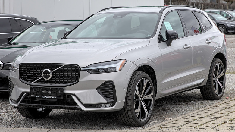 A post-facelift Volvo XC60 parked in a lot with other cars in the background