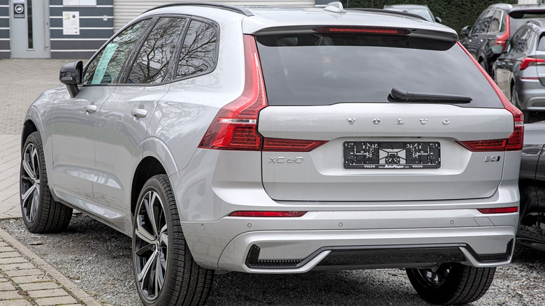 The rear 3/4 view of a post-facelift Volvo XC60