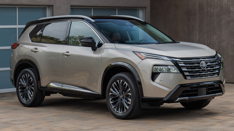 3/4 front-right photo of a 2024 Nissan Rogue