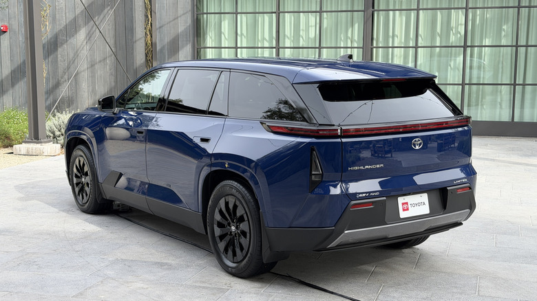 नीले 2027 टोयोटा हाईलैंडर ईवी का पिछला 3/4 दृश्य