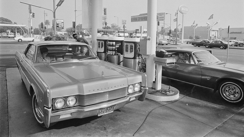 Cars refueling in 1973 at a gas station in Oregon.