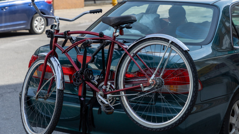 A beach cruiser bike mounted to the trunk of a Honda Accord