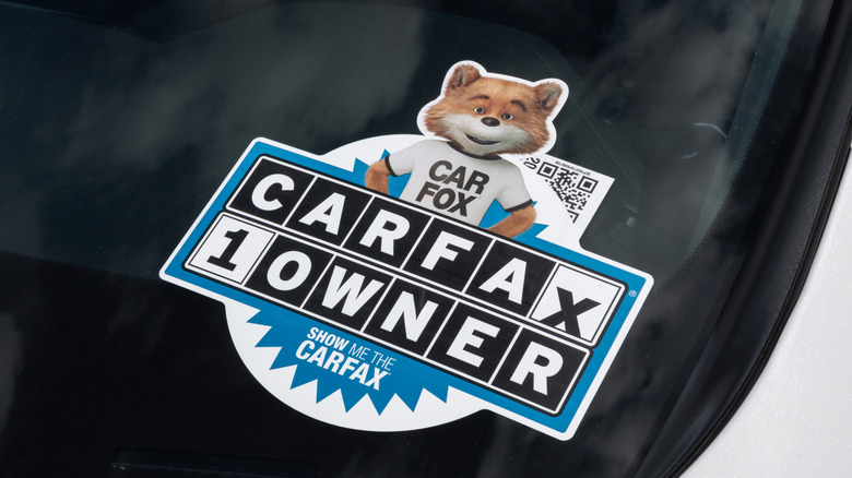 Windshield sticker depicting the car as a CARFAX-verified 1-owner example