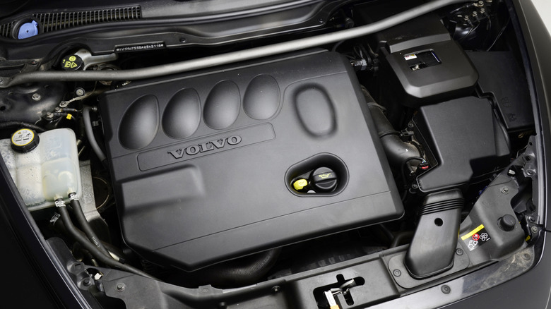 2009 Volvo V50 engine bay