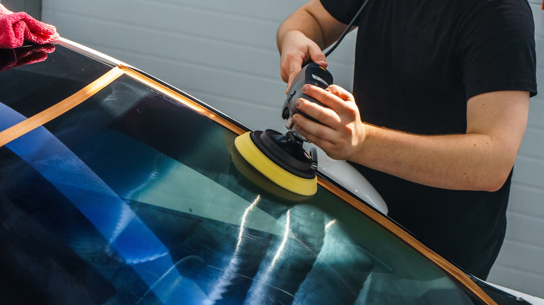 A master detailer polishing nan windshield