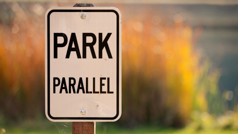A achromatic roadworthy motion that says, "Park parallel"