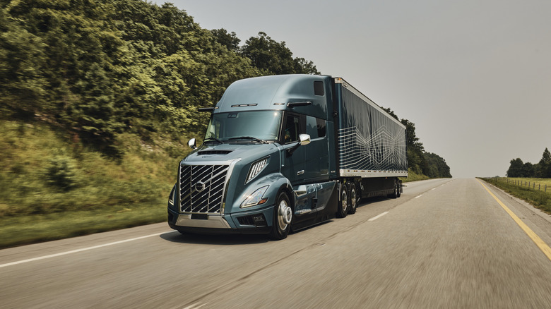 A Volvo VNL 860 pulling a trailer on the highway